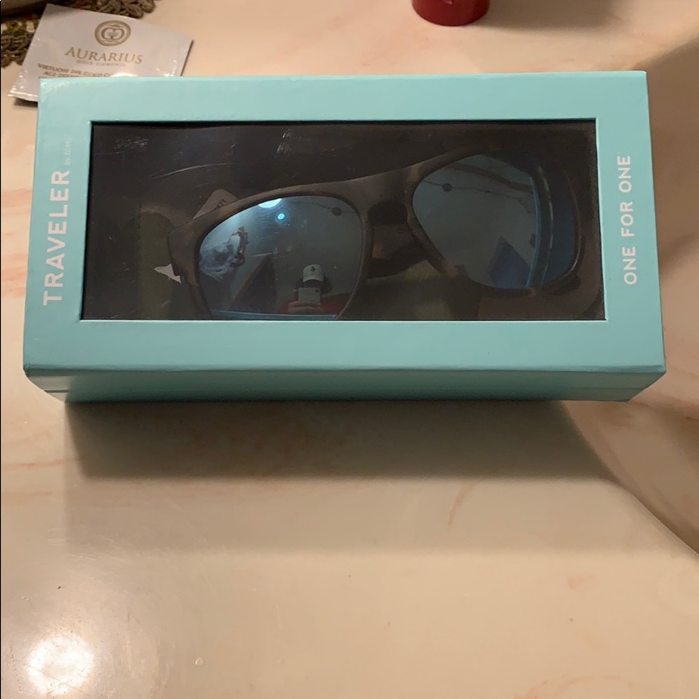 Traveler one for one sunglasses